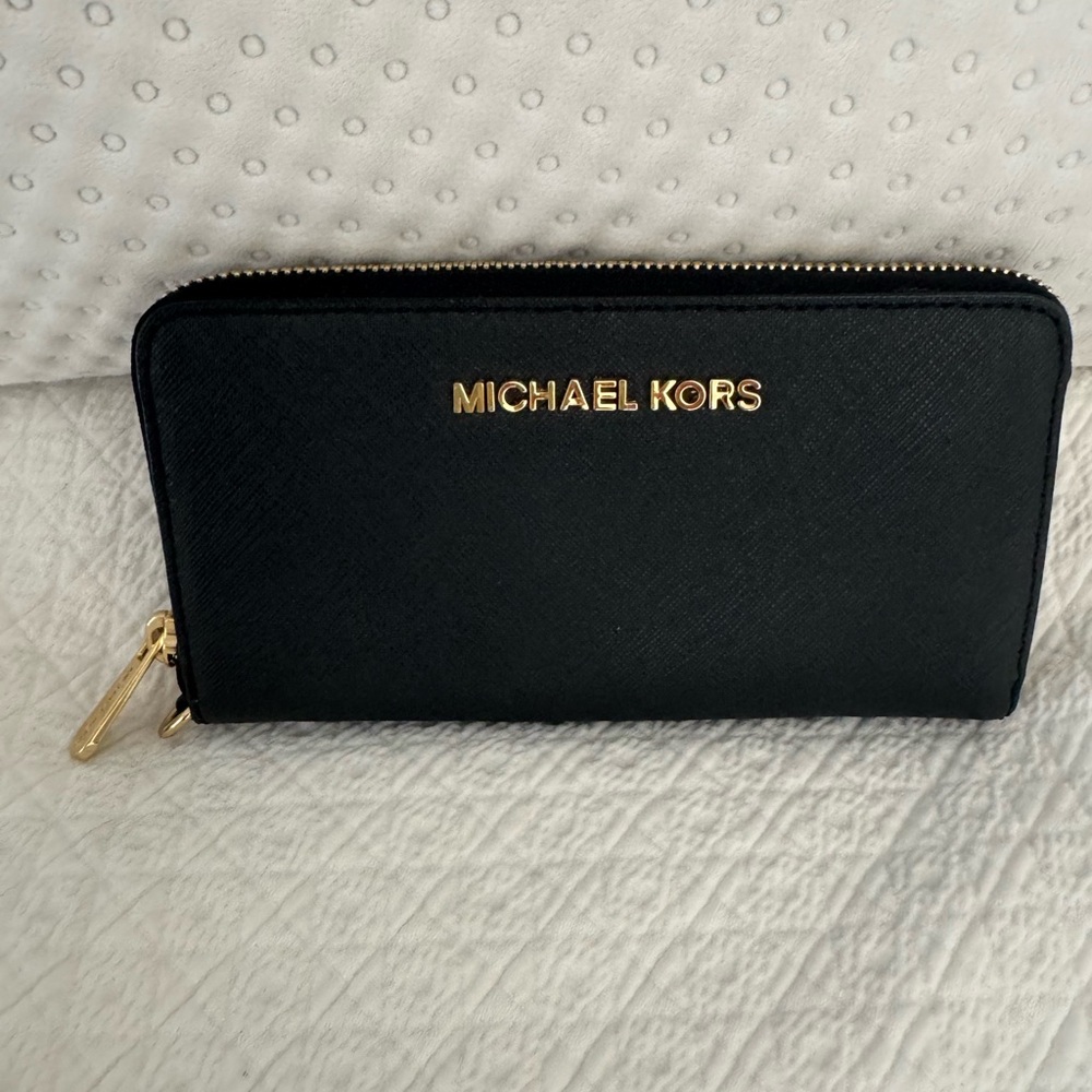 Michael Kors, Jet Set wallet, black leather, zip around closure.